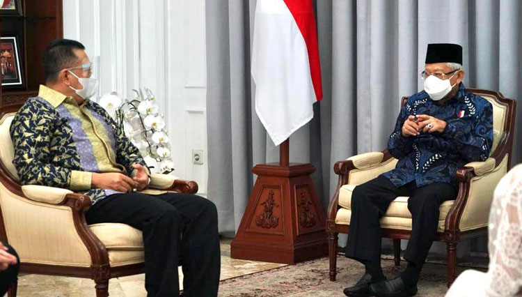  Ketua MPR Bambang Soesatyo saat berbincang dengan Wapres KH Ma'ruf Amin di kediaman resmi Wapres, Jakarta, Selasa (3/8/20210) kemarin.  (foto: dok Setkab)