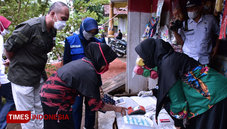 Wali Kota Banjar saat memantau proses transaksi E-Warong (FOTO: Diskominfo)