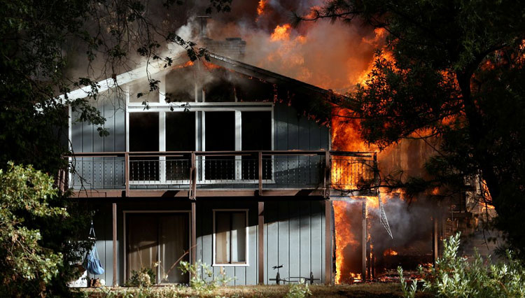 Sebuah rumah dilalap api di River Fire, kebakaran hutan yang berkobar di Grass Valley, California, AS, 4 Agustus 2021.(FOTO: Reuters)