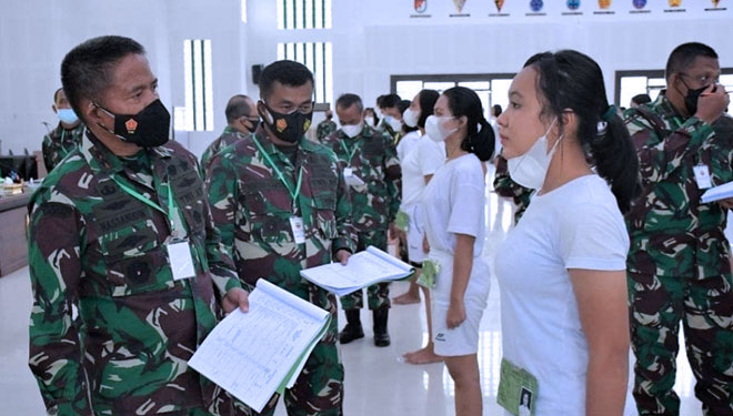 Elvina Sela br Sembiring saat mengikuti tes TNI. (FOTO: dok Kodam I/BB)