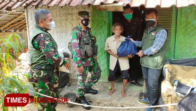 Jabar Bergerak yang berkolaboraksi dengan TNI Kodim 0617/Majalengka memberikan bantuan sosial kepada masyarakat kurang mampu. (Foto: Jaja Sumarja/TIMES Indonesia)