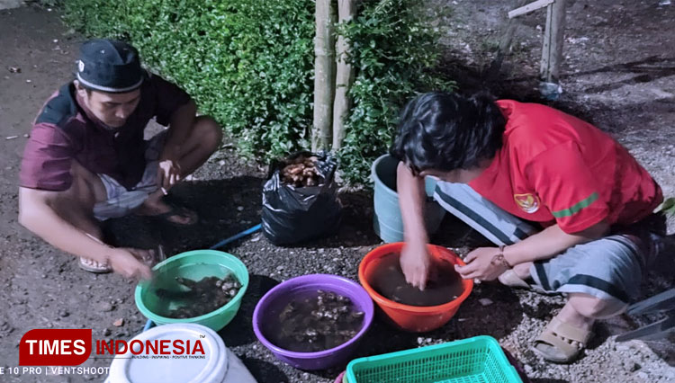 Proses-pembuatan-jamu-oleh-Satgas-MWCNU-Pujer.jpg