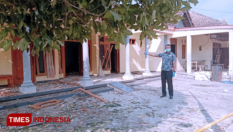 Tim-Inafis-Polres-Ponorogo-lakukan-olah-TKP-di-rumah-Lahuri-2.jpg