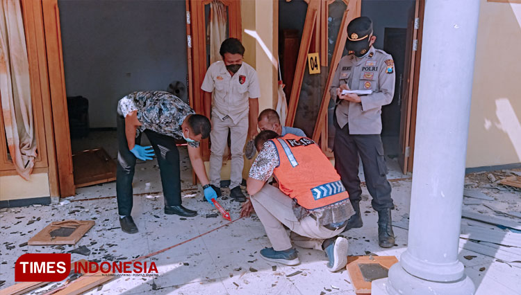 Tim-Inafis-Polres-Ponorogo-lakukan-olah-TKP-di-rumah-Lahuri.jpg