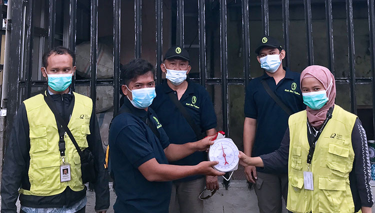 Simbolis serah terima bantuan untuk bank sampah Rizki Bina Sejahtera oleh Gugah Nurani Indonesia kepada Pengurus bank sampah. (Foto: Gugah Nurani Indonesia)