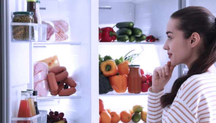 ILUSTRASI - Menyimpan Buah dan Sayur di lemari es. (FOTO: Shutterstock)