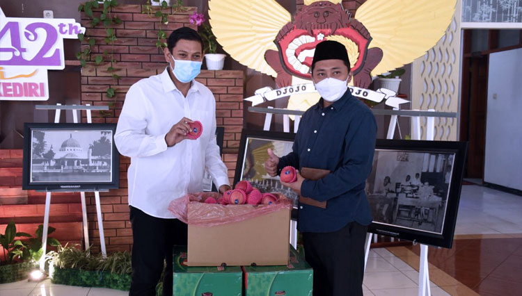 terima-simbolis-bantuan-dari-sahabat-baru.jpg