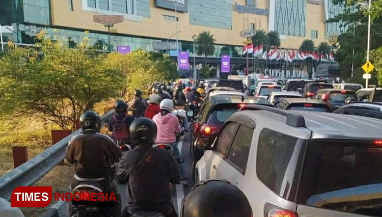 Akhir Pekan Bundaran Waru Macet Total, Ojol Boleh Melintas