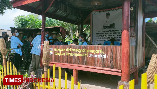 Plt Wali Kota Tasikmalaya meninjau di salah satu pojok baca, saat kunjungan ke Kalista, Perum Kota Baru, Cibeureum, Kota Tasikmalaya, Jumat (6/8/21) sore (FOTO: Harniwan Obech/TIMES Indonesia)