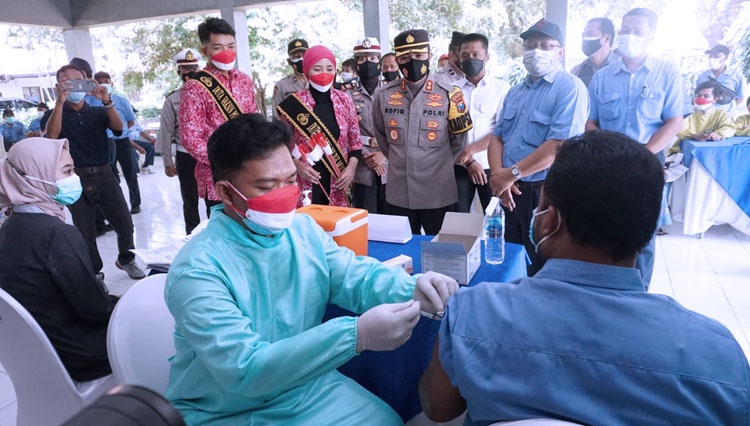 Polresta Mojokerto saat melakukan vaksinasi kepada ratusan karyawan PT Mertex Textile, Mojokerto, Sabtu (07/8/2021). (Foto: Humas Polresta Mojokerto for TIMES Indonesia)
