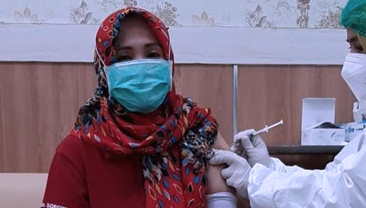 Novi Susanti, salah satu nakes dari Instalasi Farmasi RSUD dr Soegiri Lamongan yang menjalani vaksinasi dosis kedua. (Foto: Dokumen for TIMES Indonesia)