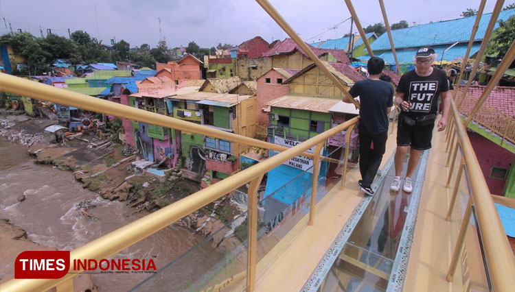Terlihat suasana jembatan kaca yang berada di Kampung Tematik Warna Warni Jodipan Malang saat PPKM Level 4. (Foto: Adhitya Hendra/TIMES Indonesia)