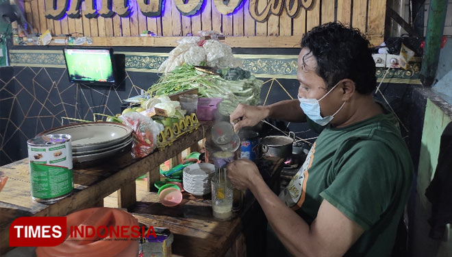 Johan Wahyudi, salah satu pedagang minuman saat menyajikan Wedang Jancuk di Paguyuban PKL Andansari Bandaran Kelurahan Sukorejo, Lamongan. (Foto: Moch. Nuril Huda/TIMES Indonesia)