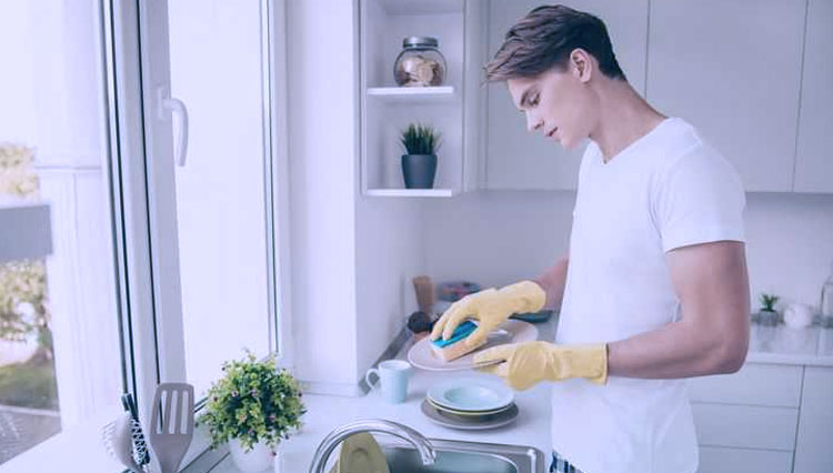 Ilustrasi Suami sedang mencuci piring (Foto: iStock)