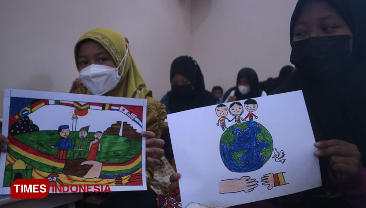 Anak-anak Kelurahan Ketegan Sidoarjo menunjukkan hasil karya gambar mereka tentang perdamaian, Minggu (8/8/2021). (Foto: Lely Yuana/TIMES Indonesia)