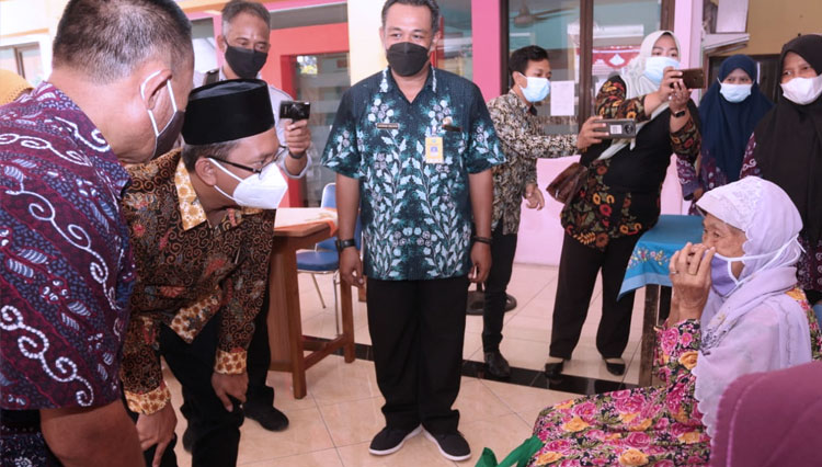 Bupati Sidoarjo saat menyerahkan bantuan sembako ke warga. (Foto: Kominfo Sidoarjo For TIMES Indonesia)