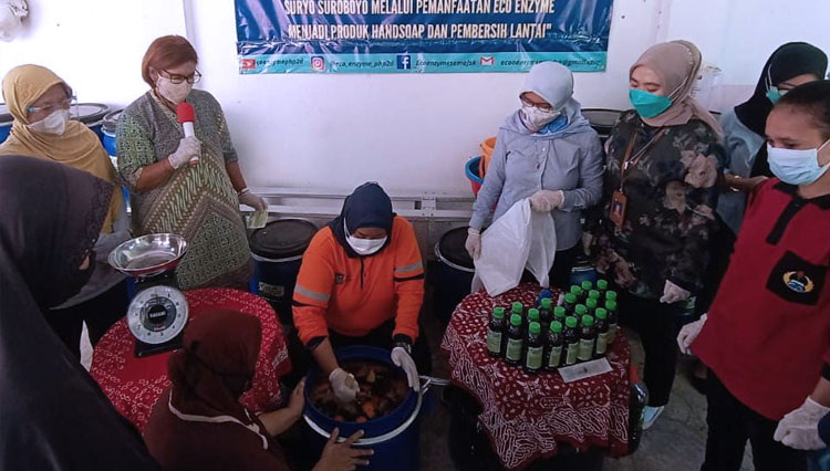 Edukasi Eco Enzym yang dilakukan oleh mahasiswa Universitas PGRI Adi Buana untuk Kelompok Tani Suryo Suroboyo (Foto: PGRI Adi Buana Surabaya For TIMES Indonesia)