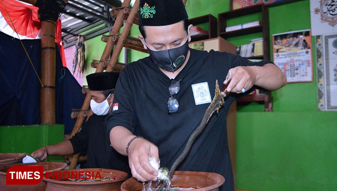 Anggota Padepokan Bumiaji Panatagama saat menjamas benda pusaka pada pergantian tahun baru Islam. (Foto: Muhammad Dhani Rahman/TIMES Indonesia)
