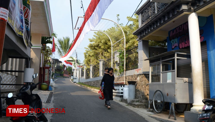 Pasang Bendera 300 Meter Menjadi Cara Warga Punten Tingkatkan Imun