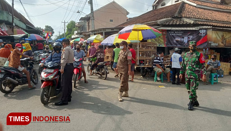 Operasi masker di Pasar Pon Adipala menjaring 9 orang tanpa masker. (FOTO: Pendim Cilacap for TIMES Indonesia)