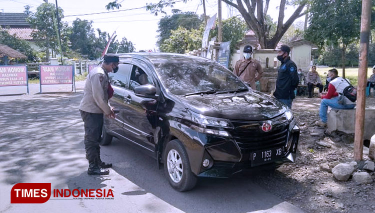 Penyekatan akses menuju Taman Nasional Alas Purwo (FOTO: Hafid Nurhabibi/ TIMES Indonesia)