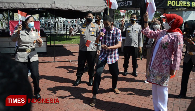 Fikri Al Faris saat mengajak Wali Kota dan Kapolres menyanyi bersama lagu nasional dan pelaksanaan vaksinasi Covid-19 untuk disabilitas dan ODGJ. (Muhammad Dhani Rahman/TIMES Indonesia)