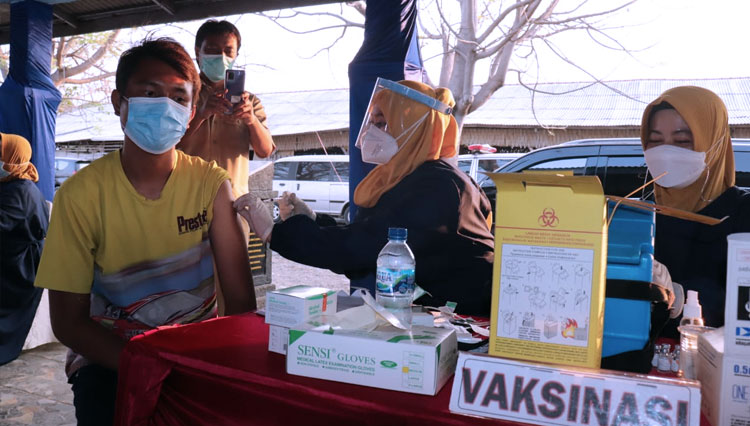 Vaksinasi-untuk-para-nelayan-di-PPP-Bondet.jpg