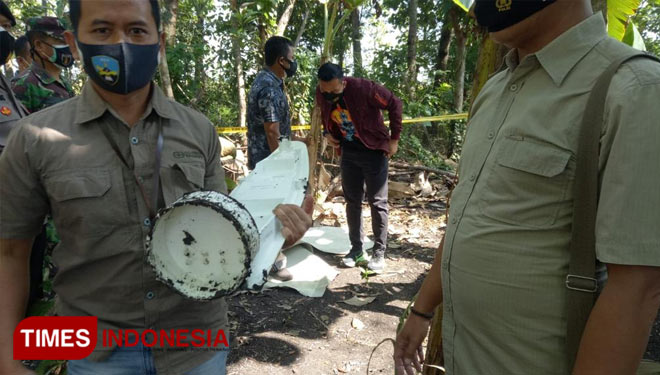 Petugas membawa benda yang jatuh dari langit di Desa Dawu. (Foto: Ardian for TIMES Indonesia)