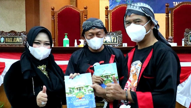 Ketua DPRD Ponorogo Sunarto serahkan buku sejarah DPRD Ponorogo kepada Bupati Sugiri Sancoko. (FOTO: Humas Pemkab for TIMES Indonesia)