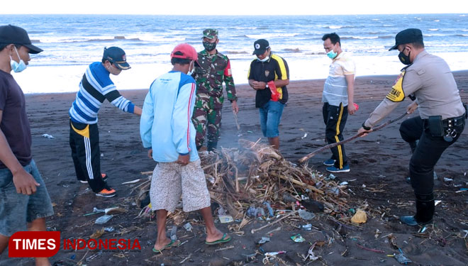 Warga Pesisir Pantai Blimbingsari Bersihkan Sampah, Berharap Kegiatan Pariwisata Dibuka Lagi