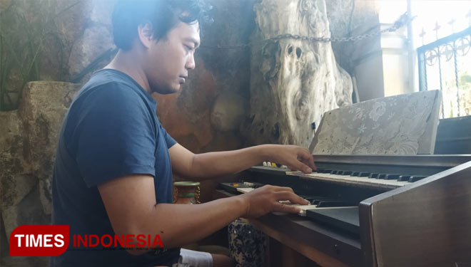 Tegar, salah satu musisi asal Pacitan yang terus semangat berkreasi. (Foto: Yusuf for TIMES Indonesia)