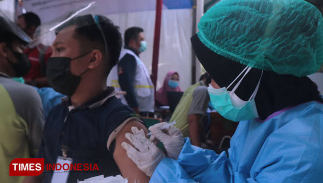 Vaksinasi pekerja atau buruh di PT Integra Indocabinet Sidoarjo.(Dok.TIMES Indonesia) 