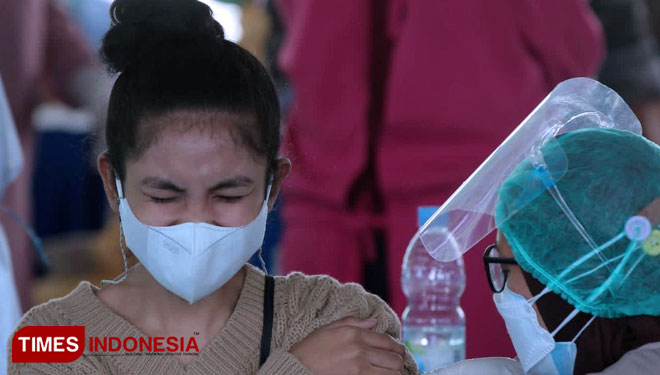 Warga menjalani vaksinasi Covid-19 demi tercapainya herd immunity. (FOTO: dok. TIMES Indonesia)
