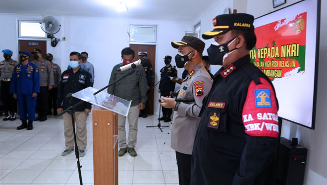 Kapolres Cilacap menghadiri pengucapan ikrar setia kepada NKRI oleh napi terorisme di Lapas Kelas IIA Pasir Putih Nusakambangan. (FOTO: Humas Polres Cilacap for TIMES Indonesia)