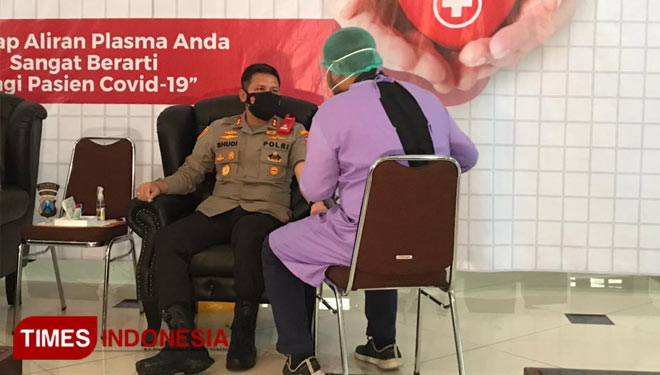 Kapolresta Malang Kota, AKBP Budi Hermanto saat melakukan screening donor plasma konvalesen, Kamis (12/8/2021). (Foto: Rizky Kurniawan Pratama/TIMES Indonesia)