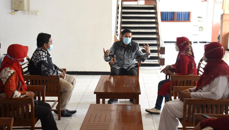 Wali kota Kediri bersama pelaku UMKM a
