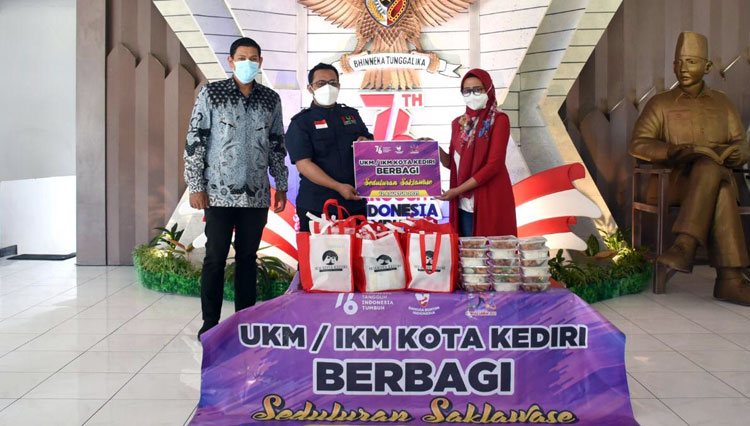 Wali Kota Kediri Terima Bantuan Dari UMKM Kota Kediri Untuk Warga Isoman