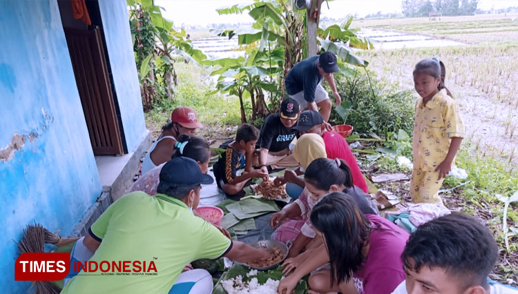 Anton-Sujarwo-bersama-pawang-Keboan-berusaha-menyadarkan-warga-yang-kesurupan-3.jpg