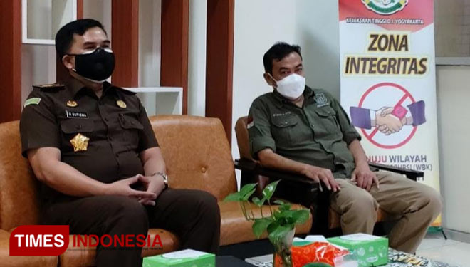 Assintel Kejati DIY Dede Sutisna (kiri) saat berkenalan dengan wartawan. (FOTO: Fajar Rianto/TIMES Indonesia)