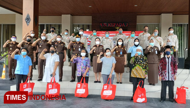 Plt Kajati DIY Dr. Tanti A. Manurung ketika menyerahkan paket sembako kepada warga. (FOTO: Fajar Rianto/TIMES Indonesia)