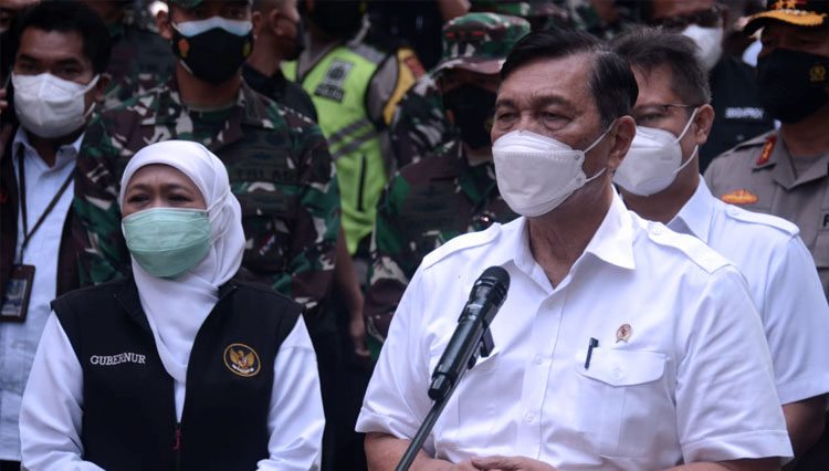 Menko Marves, Luhut Binsar Pandjaitan bersama Menkes RI dan Gubernur Jatim saat memberikan sambutan di Safe House, Jl Kawi, Klojen, Kota Malang, Jumat (13/8/2021). (FOTO: Adhitya Hendra/TIMES Indonesia)