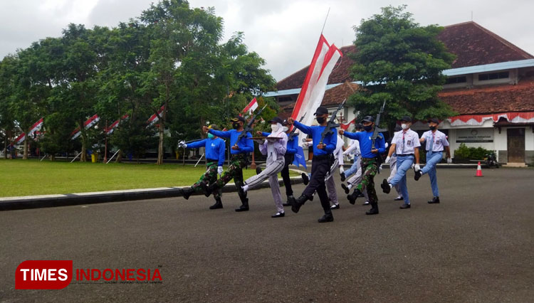 Petugas Paskibra saat latihan di halaman pendopo Kabupaten Pacitan. (Foto: Rojihan/TIMES Indonesia)