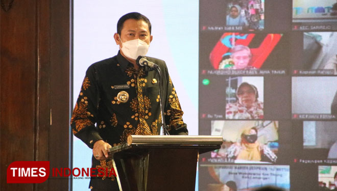 Bupati Lamongan Yuhronur Efendi saat menyampaikan pesan dari Menteri Koperasi dan UMKM RI Teten Masduki di Pendopo Lokatantra Lamongan, Jumat (13/8/2021), Foto ; Moch. Nuril Huda/TIMES Indonesia)