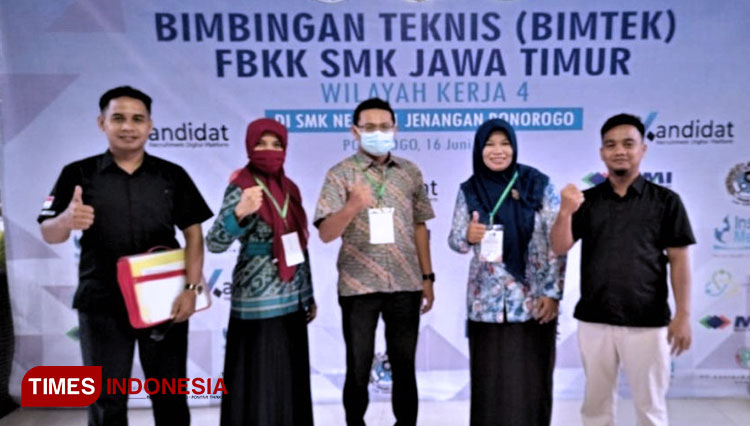 BKK LP Maarif NU SMK Dolopo melakukan penandatanganan MoU dengan 13 Dudi ternama bersamaan acara Bimtek FBKK Jatim Wilker 4 di SMKN 1 Jenangan Ponorogo. (Foto-foto:  LP Maarif NU SMK Dolopo for TIMES Indonesia)