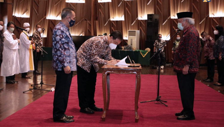 Menteri PUPR RI Basuki Hadimuljono saat melantik 3 Pejabat Tinggi Madya dan 17 Pejabat Tinggi Pratama di lingkungan Kementerian PUPR RI di Gedung Auditorium Kementerian PUPR RI, Jumat (13/8/2021). (FOTO: Biro Komunikasi Publik Kementerian PUPR RI)
