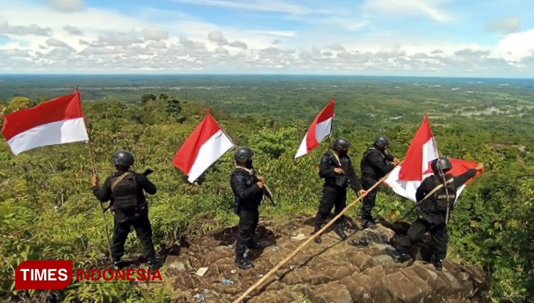 Tim personel Brimob Aceh mengibarkan bendera merah putih di puncak Singgah Mata, Beutong Ateuh, Nagan Raya, Aceh (FOTO: Brimob Polda Aceh for TIMES Indonesia)