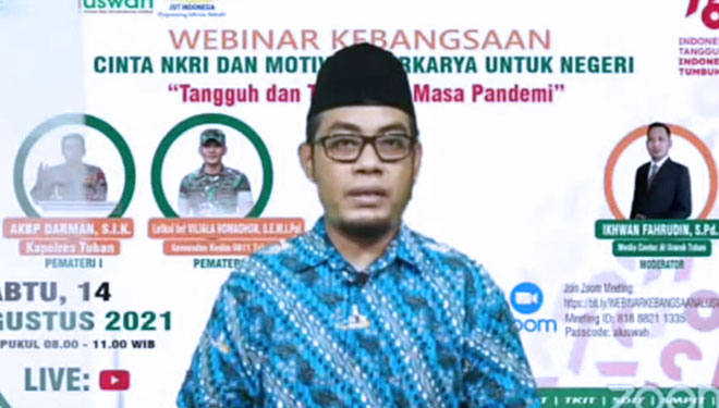 Fauzi Prayitno Direktur Eksekutif Yayasan Al Uswah Centre Tuban saat memberikan sambutan dalam Webinar Kebangsaan bertema Tangguh dan Tumbuh di Masa Pandemi (Foto: Safuwan/TIMES Indonesia)