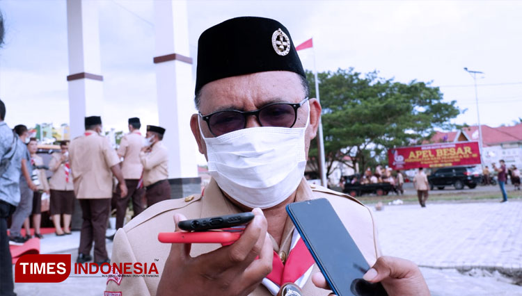 Bupati Halmahera Barat, James Uang saat diwawancarai sejumlah awak media. (FOTO: Wahyudi Yahya/TIMES Indonesia)