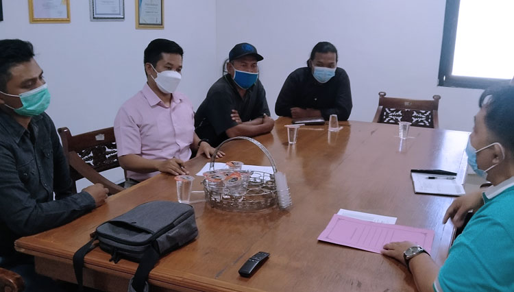 Warga Desa Jatimulyo Kecamatan Bonang Kabupaten Demak bersama kuasa hukumnya, Saiful Aziz, mendatangi inspektorat Pemerintah Kabupaten Demak dalam menindaklanjuti laporan mereka tentang dugaan penyelewengan Pendapatan Asli Daerah (PAD) terkait proyek desa