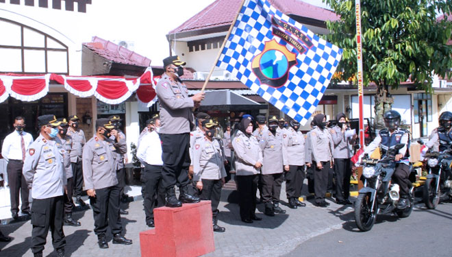 Sambut HUT Ke-76 RI, Polres Malang Bagikan 3000 Bendera Merah Putih ...